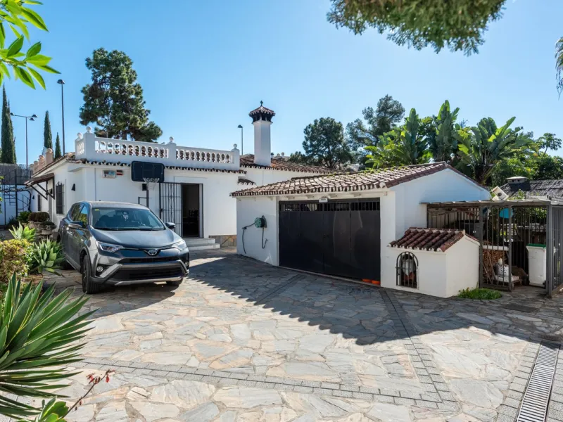 LA CAROLINA: A nice south-facing villa, situated in this conveniently located urbanization on the Golden Mile. Marbella town centre and Puerto Banus is just five minutes drive away. Walking distance to amenities and strategically located for schools and b