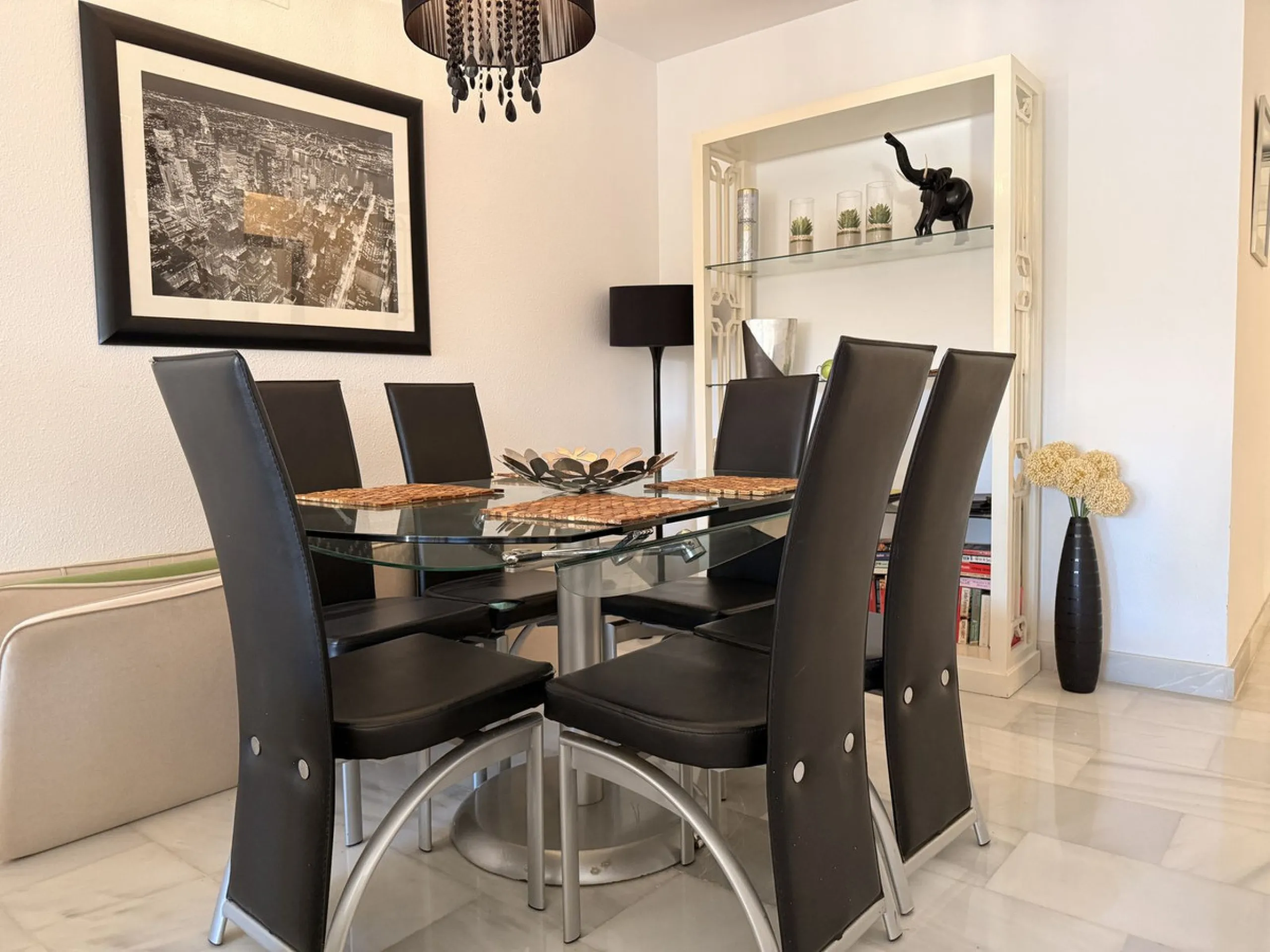 Apartment - Ground Floor Apartment в продаже в Marbella, Málaga. В доме 2 спален и 2 ванных комнат. Площадь дома 120 м²