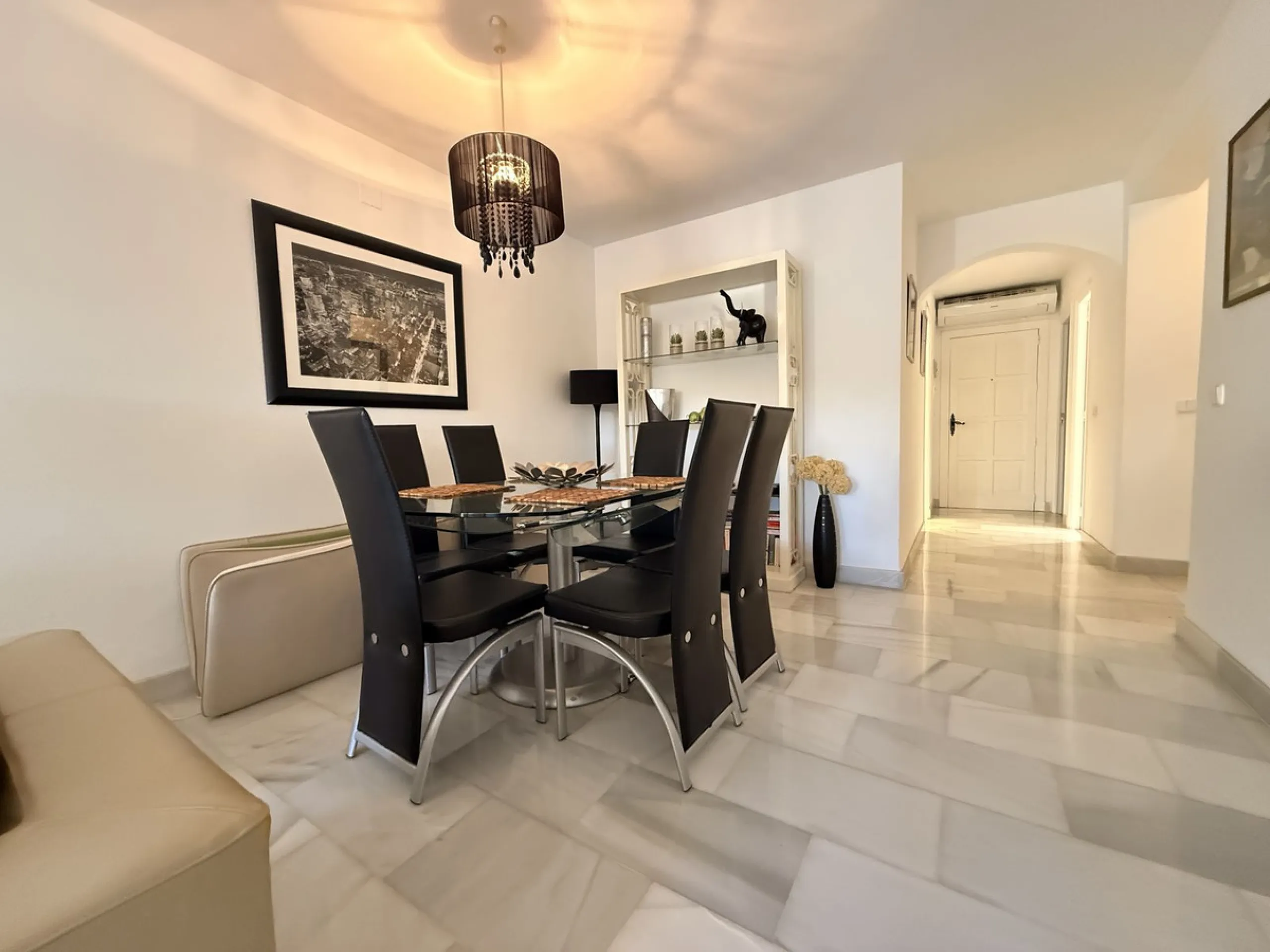 Apartment - Ground Floor Apartment в продаже в Marbella, Málaga. В доме 2 спален и 2 ванных комнат. Площадь дома 120 м²
