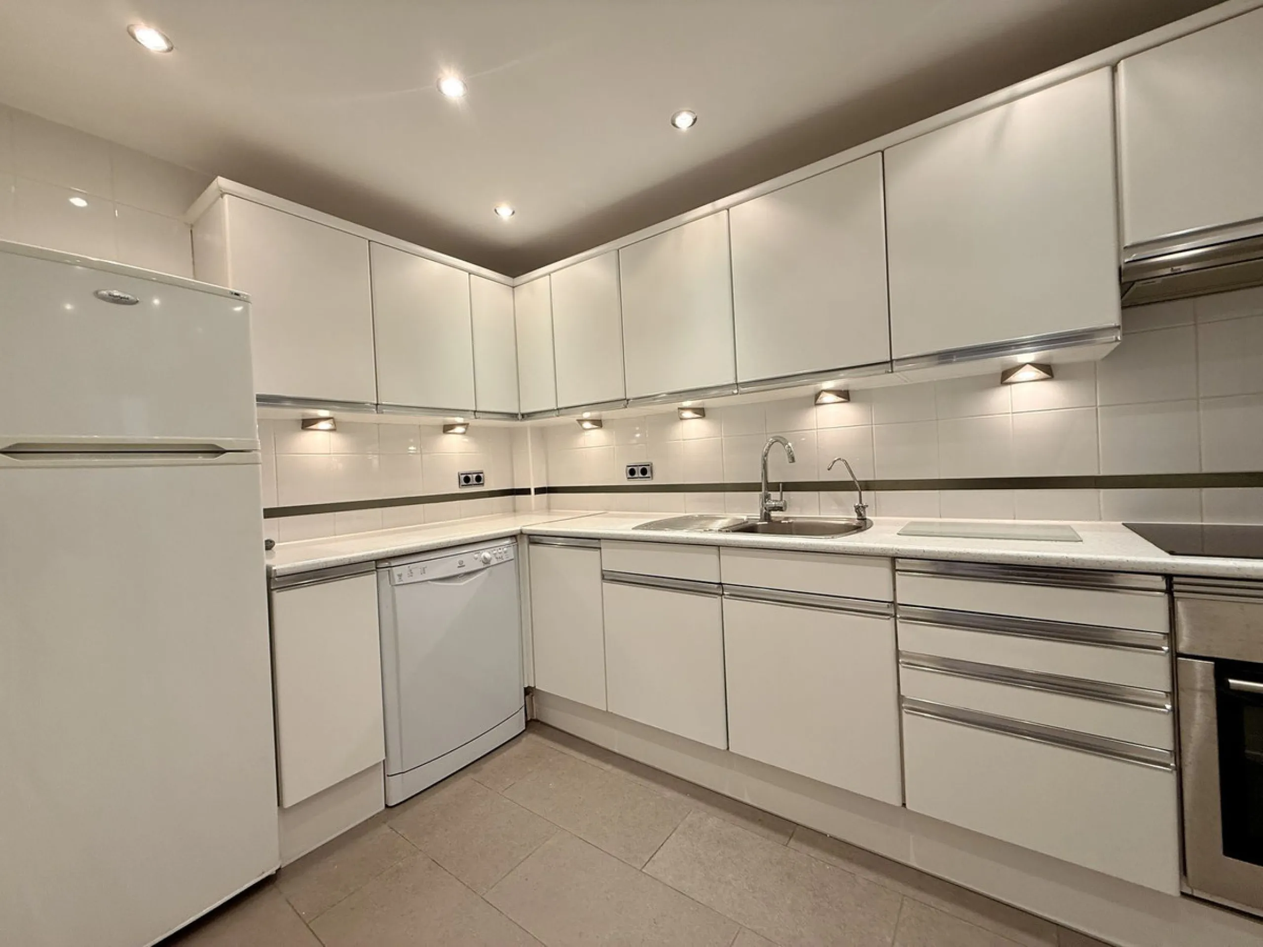 Apartment - Ground Floor Apartment в продаже в Marbella, Málaga. В доме 2 спален и 2 ванных комнат. Площадь дома 120 м²