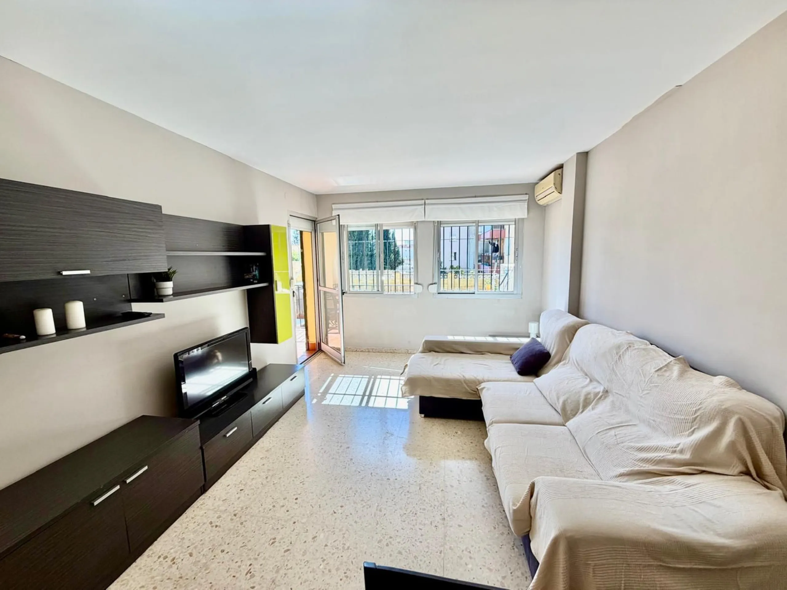 Helle Zwei-Zimmer-Wohnung mit Terrasse, Garage und ausgezeichneter Lage nahe am Meer