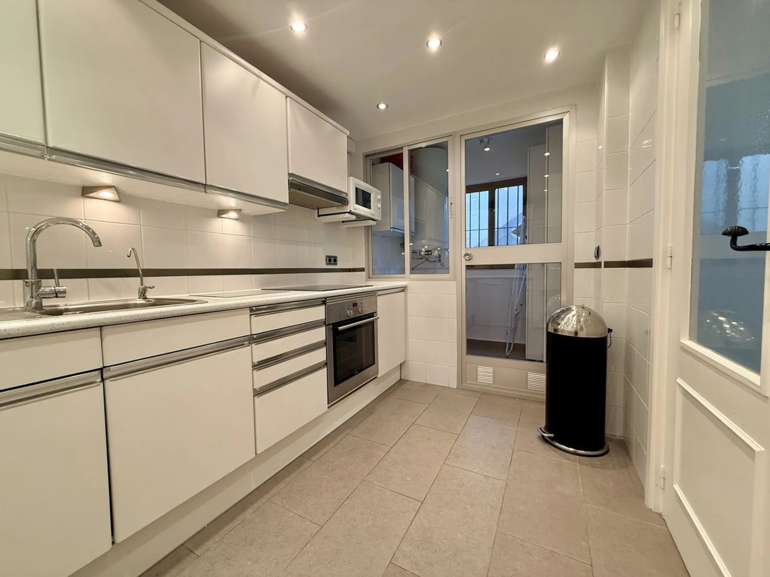 Apartment - Ground Floor Apartment в продаже в Marbella, Málaga. В доме 2 спален и 2 ванных комнат. Площадь дома 120 м²