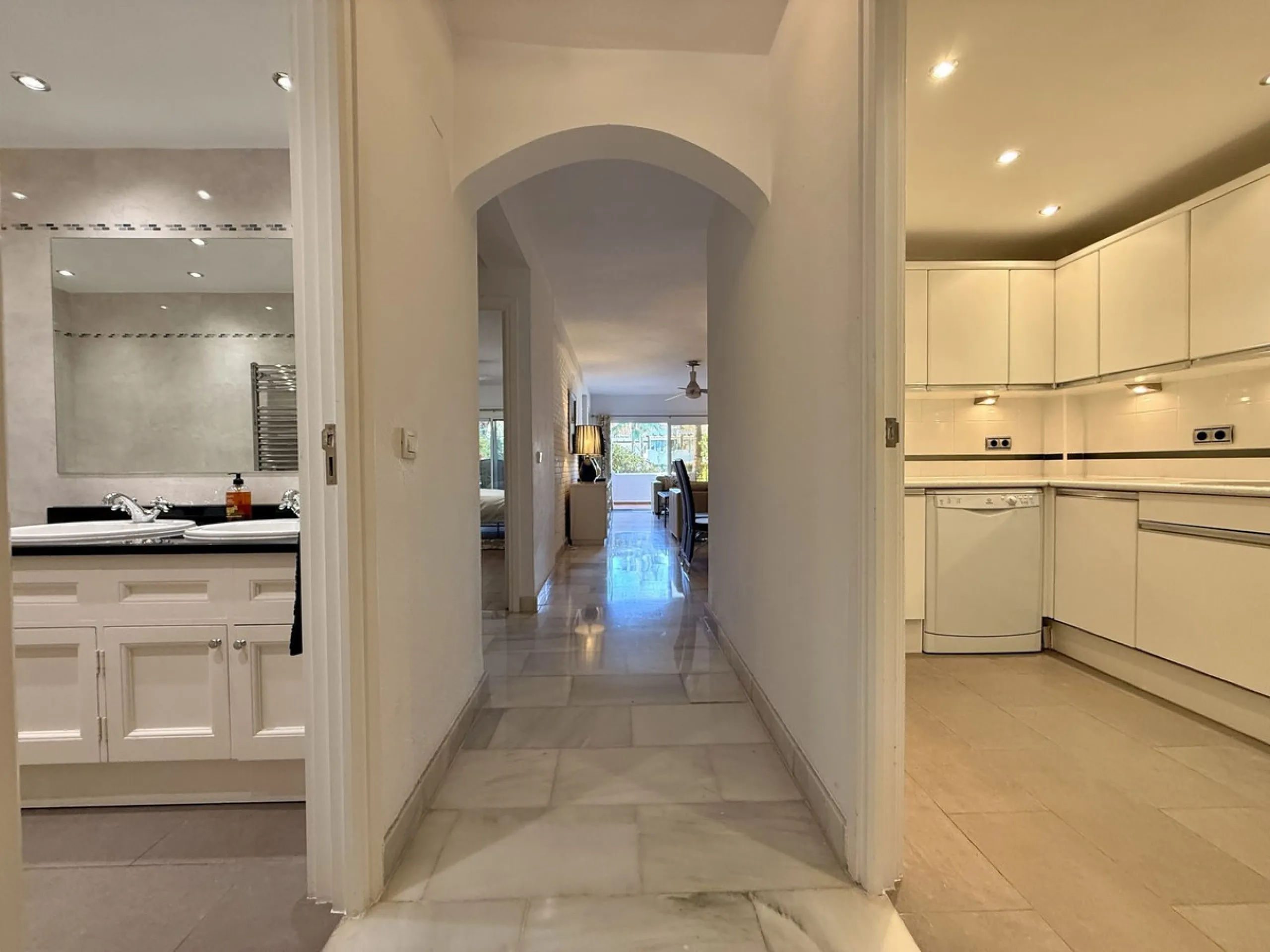 Apartment - Ground Floor Apartment в продаже в Marbella, Málaga. В доме 2 спален и 2 ванных комнат. Площадь дома 120 м²