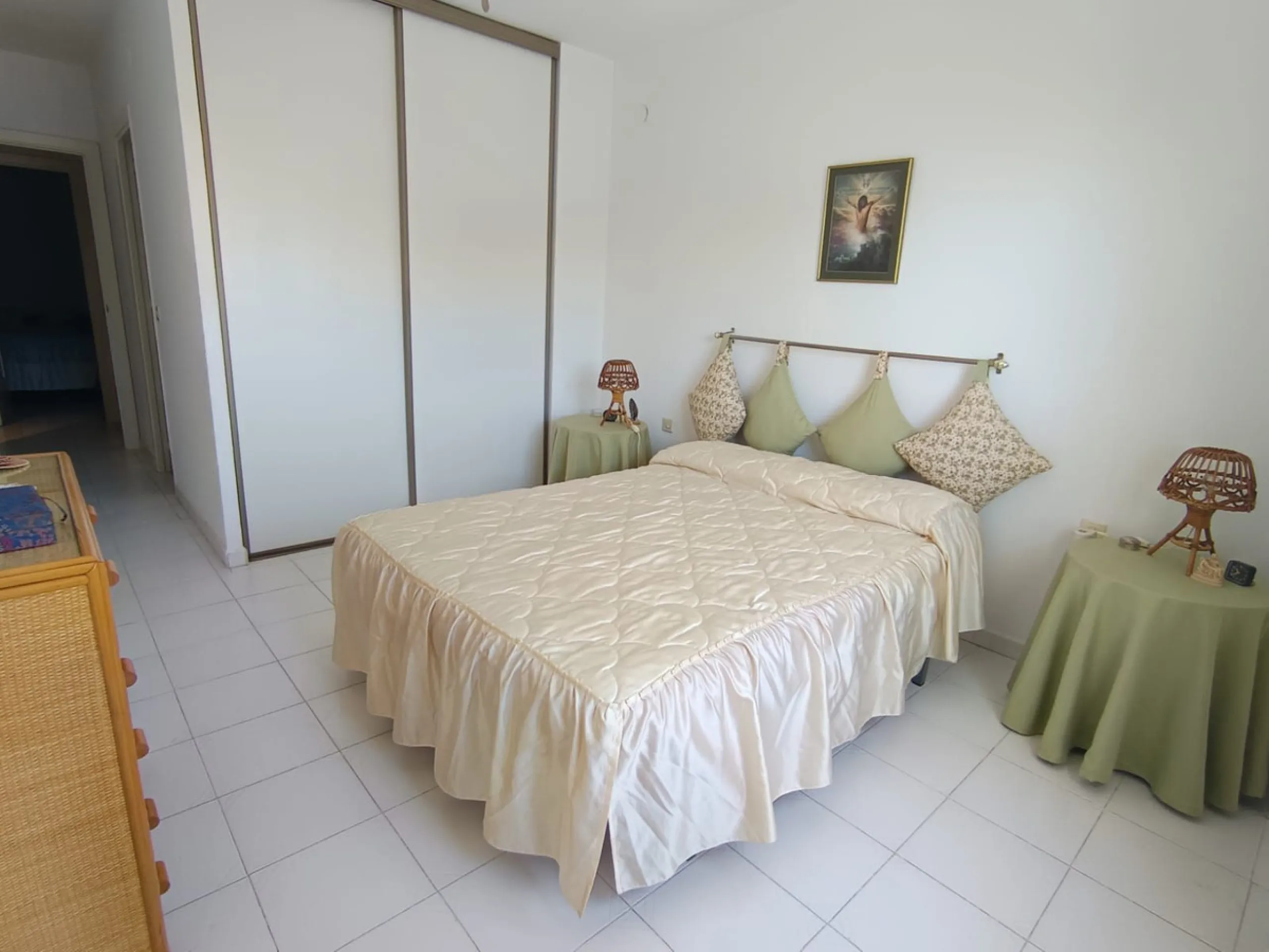 Fantastic 2-bedroom, 2-bathroom apartment located in a superb beachfront complex.