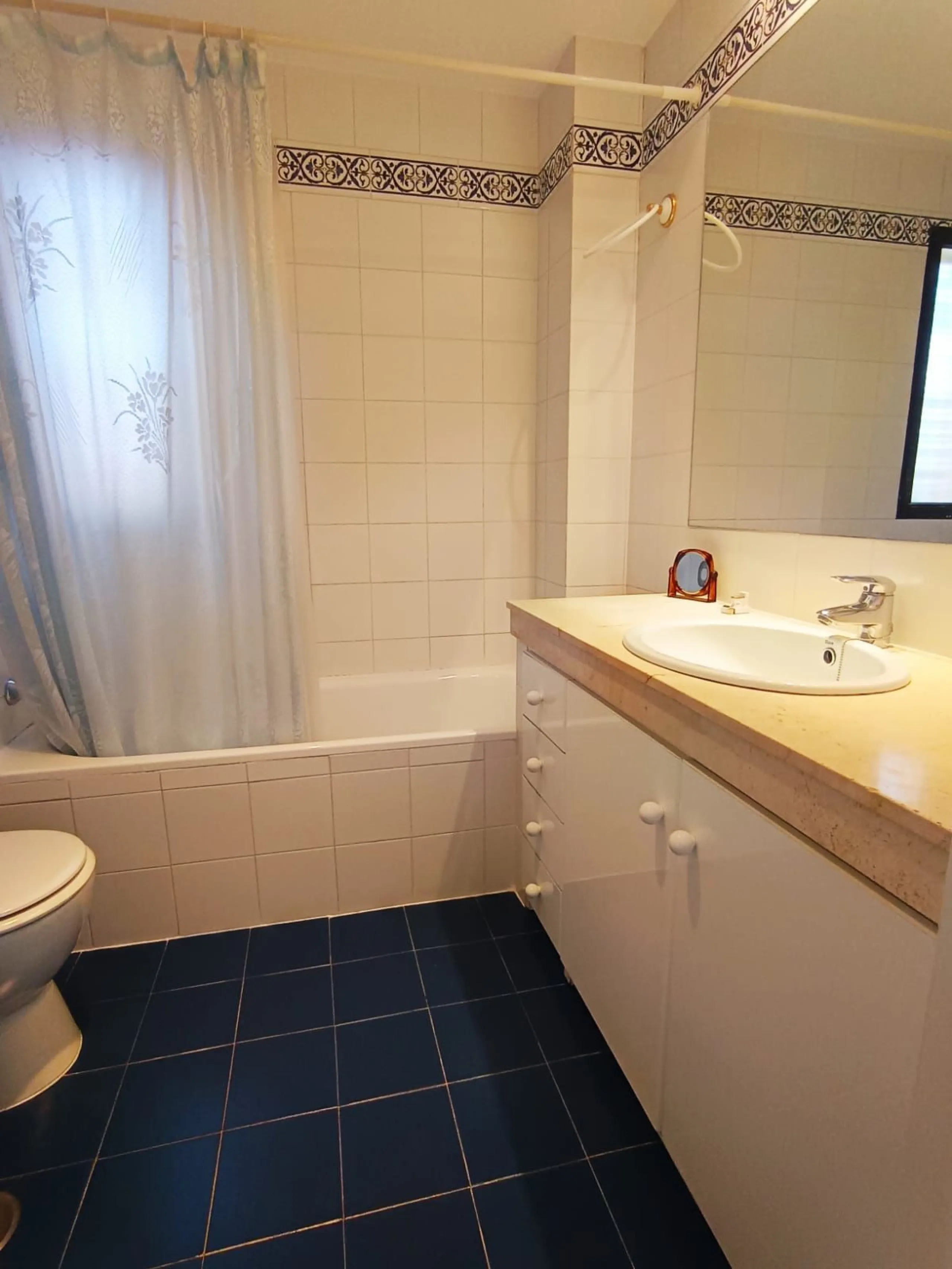 Fantastic 2-bedroom, 2-bathroom apartment located in a superb beachfront complex.