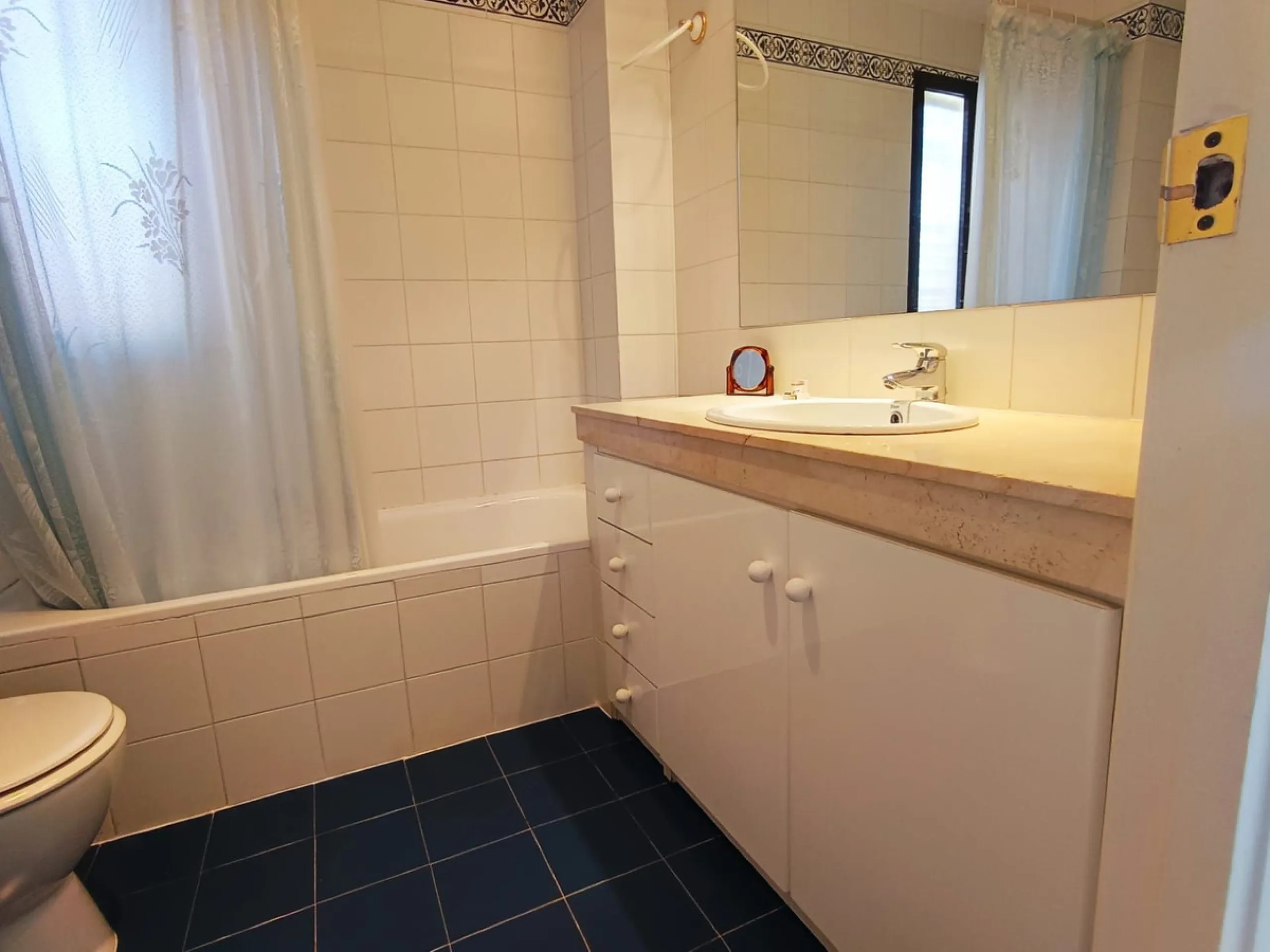 Fantastic 2-bedroom, 2-bathroom apartment located in a superb beachfront complex.