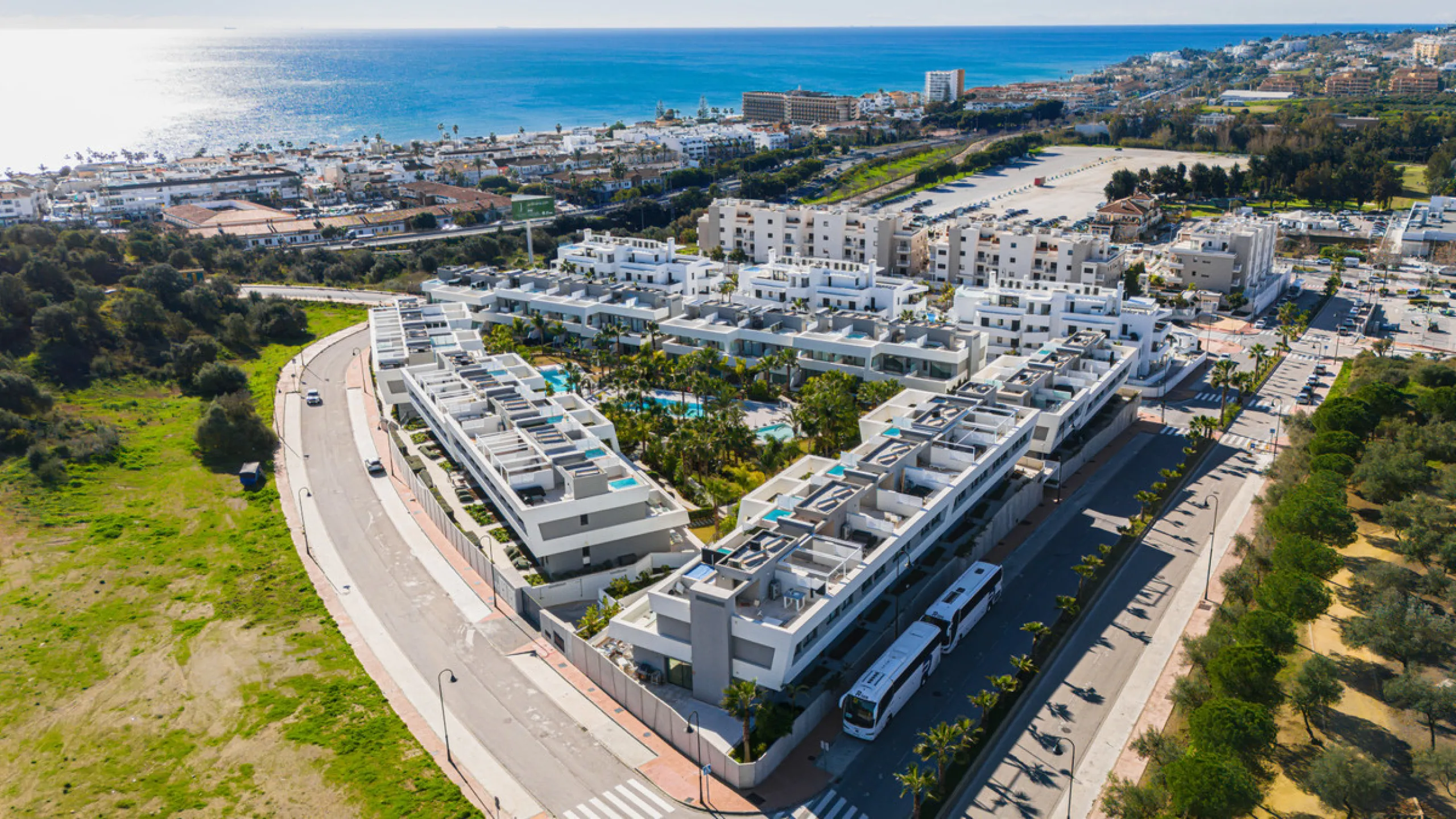 Exceptional four-bedroom townhouse located in an exclusive boutique development of just 48 contemporary luxury townhouses, set on an elevated plot in La Cala de Mijas. The gated community is surrounded by beautifully landscaped tropical gardens and offers