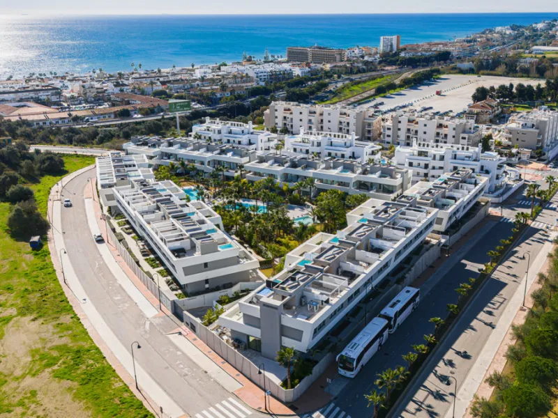 Exceptional four-bedroom townhouse located in an exclusive boutique development of just 48 contemporary luxury townhouses, set on an elevated plot in La Cala de Mijas. The gated community is surrounded by beautifully landscaped tropical gardens and offers