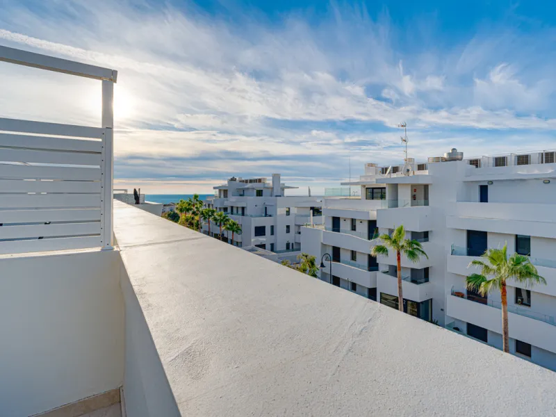 Exceptional four-bedroom townhouse located in an exclusive boutique development of just 48 contemporary luxury townhouses, set on an elevated plot in La Cala de Mijas. The gated community is surrounded by beautifully landscaped tropical gardens and offers