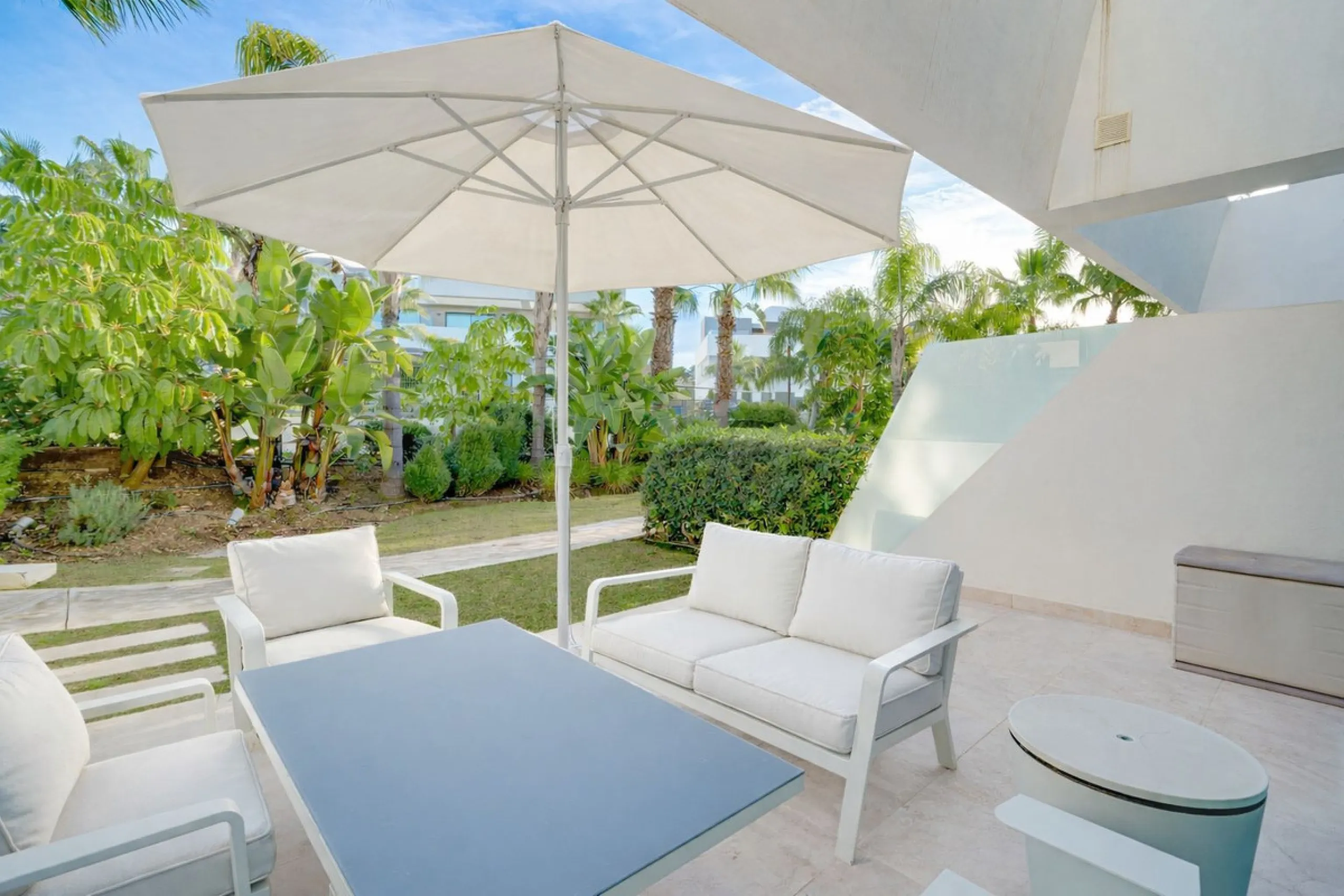 Exceptional four-bedroom townhouse located in an exclusive boutique development of just 48 contemporary luxury townhouses, set on an elevated plot in La Cala de Mijas. The gated community is surrounded by beautifully landscaped tropical gardens and offers