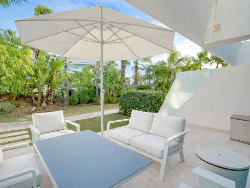 Exceptional four-bedroom townhouse located in an exclusive boutique development of just 48 contemporary luxury townhouses, set on an elevated plot in La Cala de Mijas. The gated community is surrounded by beautifully landscaped tropical gardens and offers