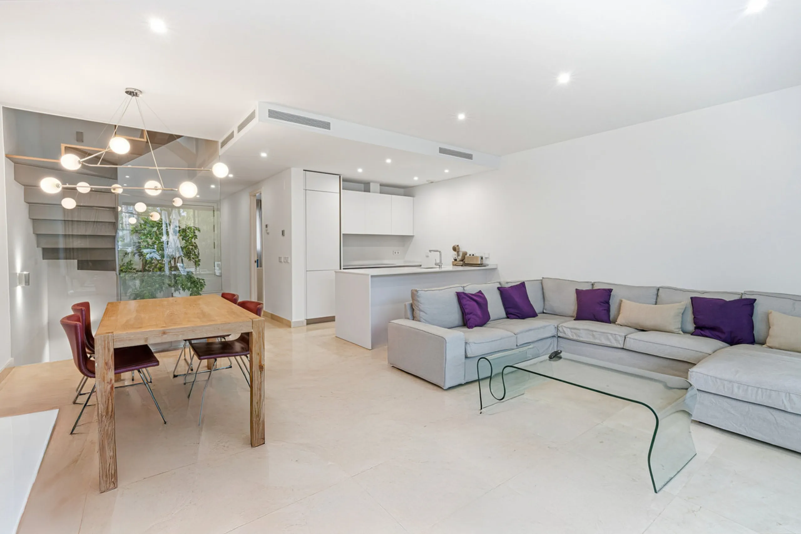 Exceptional four-bedroom townhouse located in an exclusive boutique development of just 48 contemporary luxury townhouses, set on an elevated plot in La Cala de Mijas. The gated community is surrounded by beautifully landscaped tropical gardens and offers
