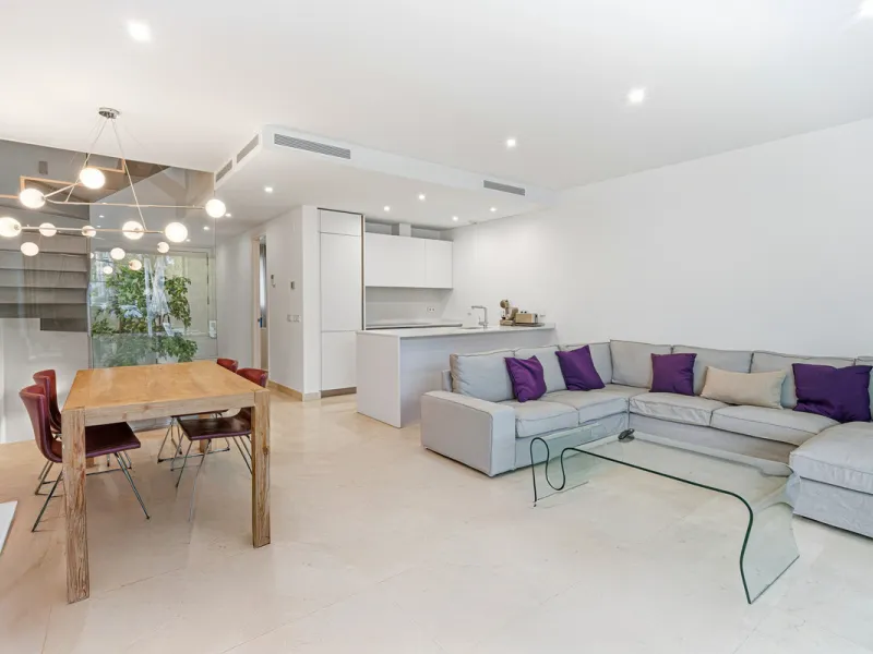 Exceptional four-bedroom townhouse located in an exclusive boutique development of just 48 contemporary luxury townhouses, set on an elevated plot in La Cala de Mijas. The gated community is surrounded by beautifully landscaped tropical gardens and offers
