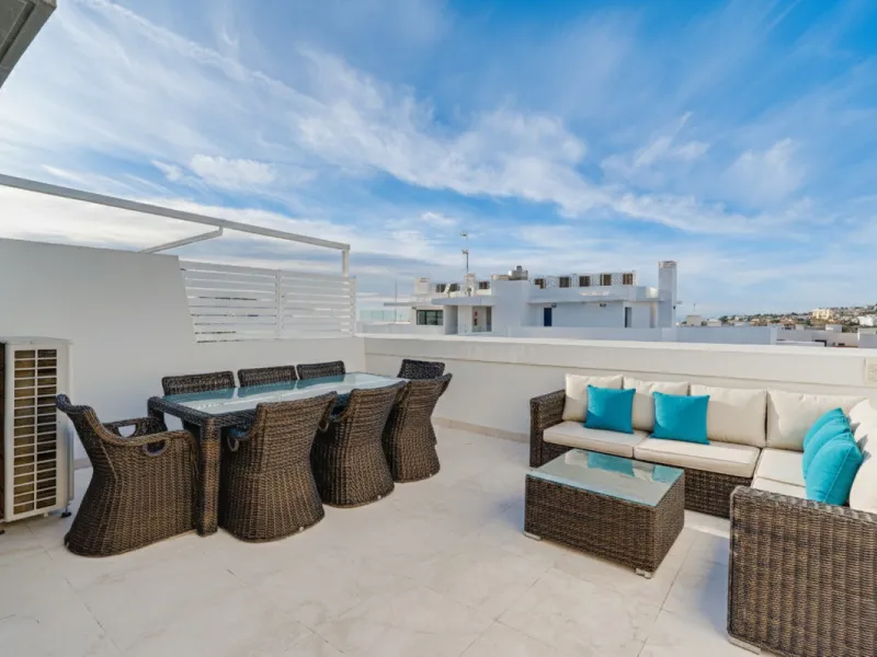 Exceptional four-bedroom townhouse located in an exclusive boutique development of just 48 contemporary luxury townhouses, set on an elevated plot in La Cala de Mijas. The gated community is surrounded by beautifully landscaped tropical gardens and offers