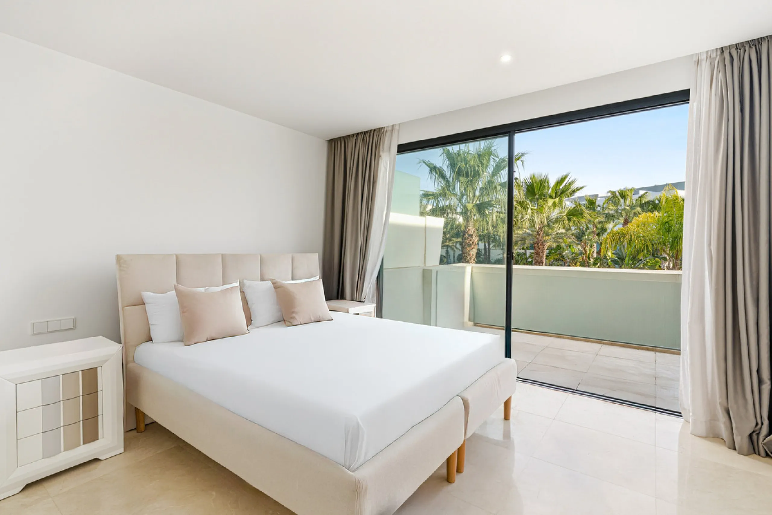 Exceptional four-bedroom townhouse located in an exclusive boutique development of just 48 contemporary luxury townhouses, set on an elevated plot in La Cala de Mijas. The gated community is surrounded by beautifully landscaped tropical gardens and offers
