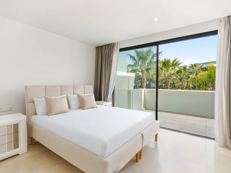 Exceptional four-bedroom townhouse located in an exclusive boutique development of just 48 contemporary luxury townhouses, set on an elevated plot in La Cala de Mijas. The gated community is surrounded by beautifully landscaped tropical gardens and offers
