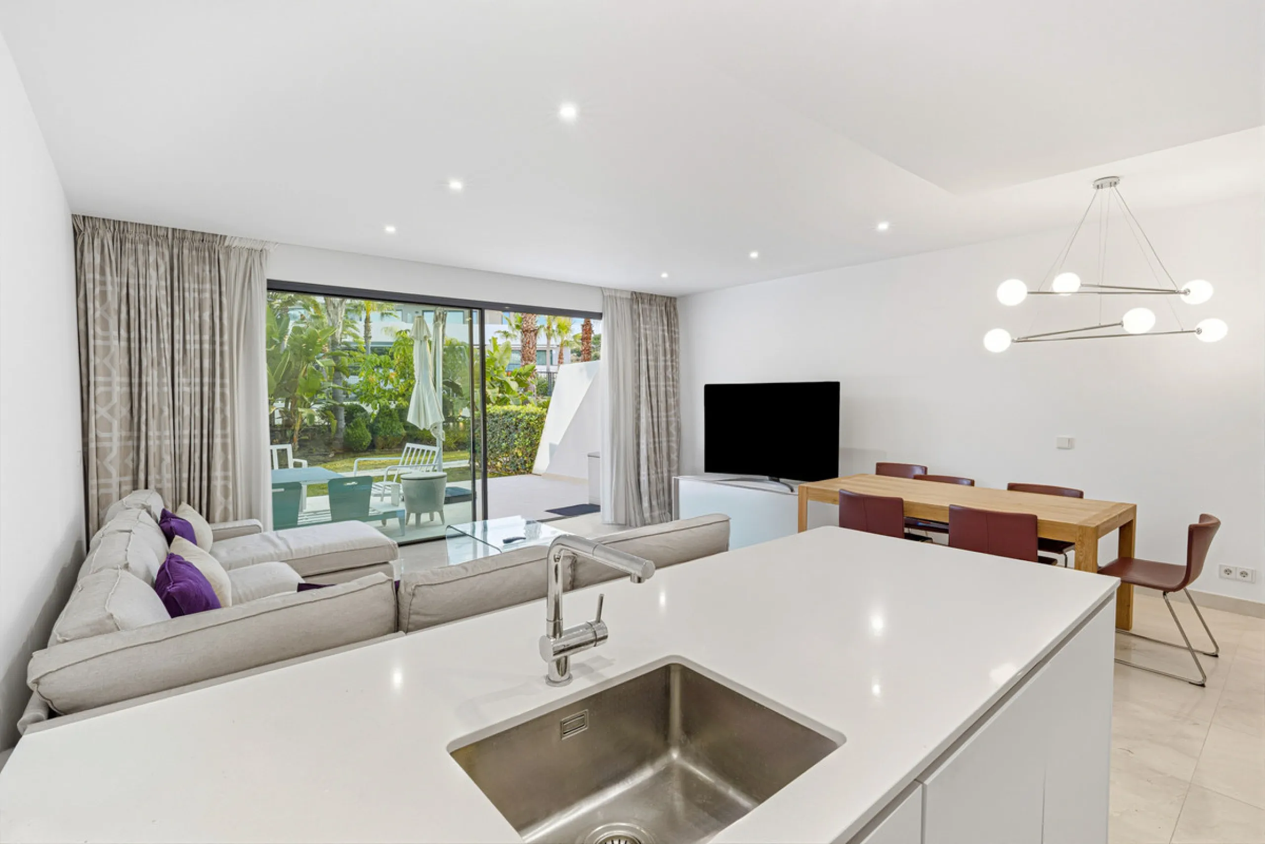 Exceptional four-bedroom townhouse located in an exclusive boutique development of just 48 contemporary luxury townhouses, set on an elevated plot in La Cala de Mijas. The gated community is surrounded by beautifully landscaped tropical gardens and offers