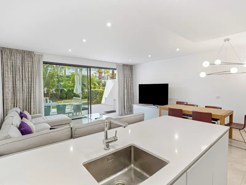 Exceptional four-bedroom townhouse located in an exclusive boutique development of just 48 contemporary luxury townhouses, set on an elevated plot in La Cala de Mijas. The gated community is surrounded by beautifully landscaped tropical gardens and offers