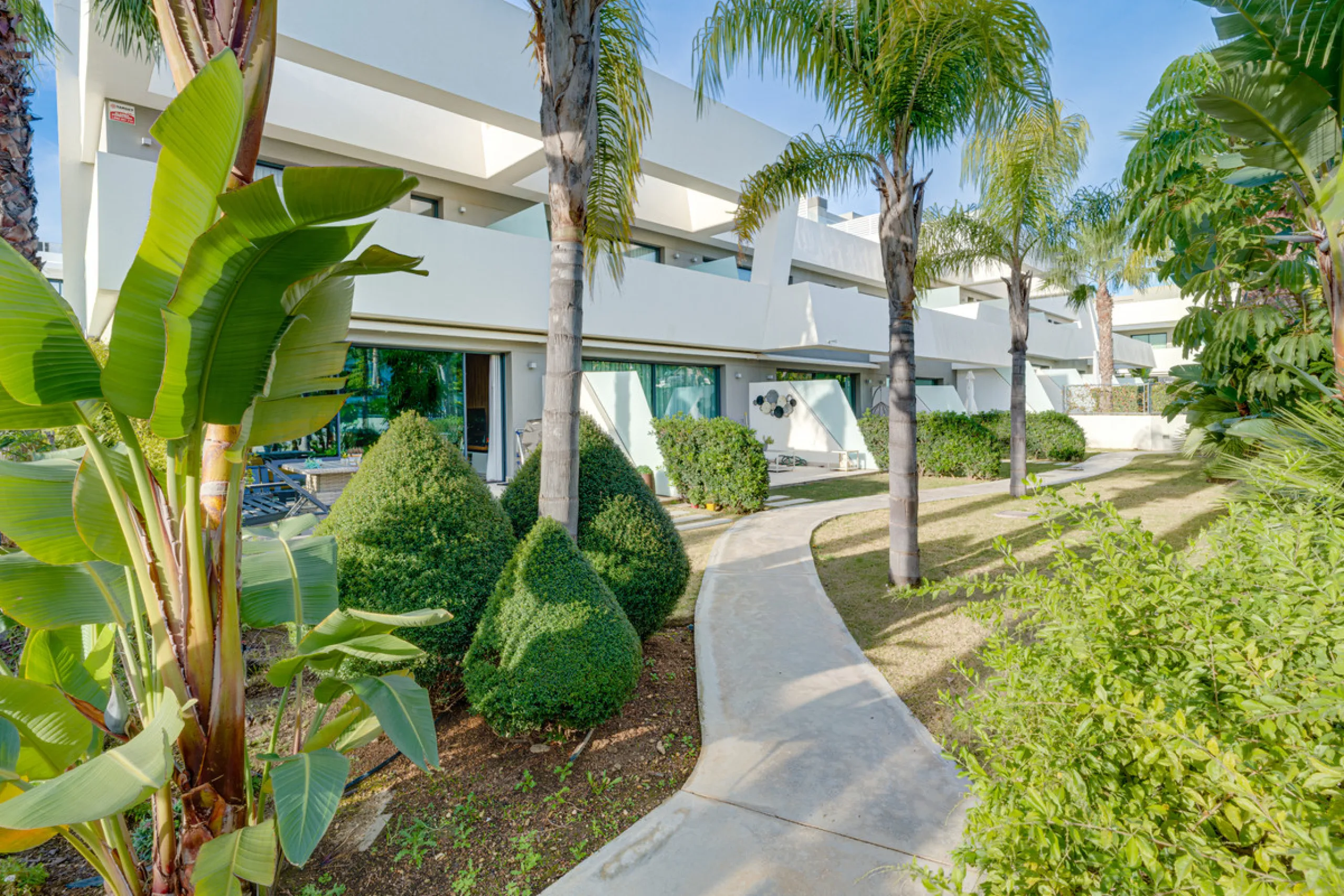 Exceptional four-bedroom townhouse located in an exclusive boutique development of just 48 contemporary luxury townhouses, set on an elevated plot in La Cala de Mijas. The gated community is surrounded by beautifully landscaped tropical gardens and offers