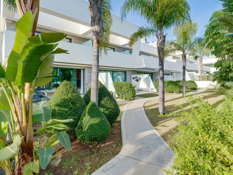 Exceptional four-bedroom townhouse located in an exclusive boutique development of just 48 contemporary luxury townhouses, set on an elevated plot in La Cala de Mijas. The gated community is surrounded by beautifully landscaped tropical gardens and offers