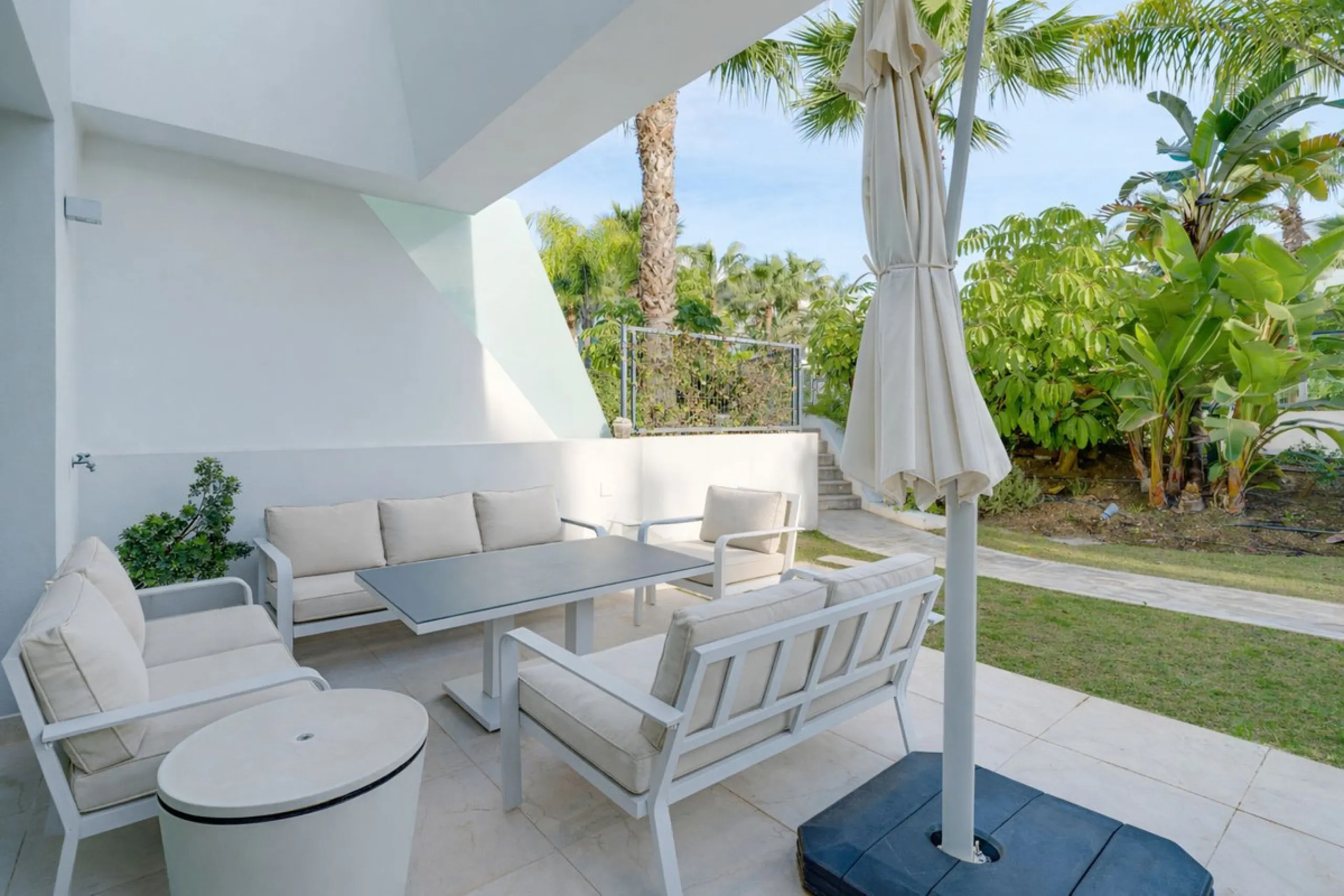 Exceptional four-bedroom townhouse located in an exclusive boutique development of just 48 contemporary luxury townhouses, set on an elevated plot in La Cala de Mijas. The gated community is surrounded by beautifully landscaped tropical gardens and offers