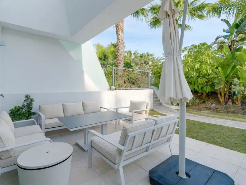 Exceptional four-bedroom townhouse located in an exclusive boutique development of just 48 contemporary luxury townhouses, set on an elevated plot in La Cala de Mijas. The gated community is surrounded by beautifully landscaped tropical gardens and offers