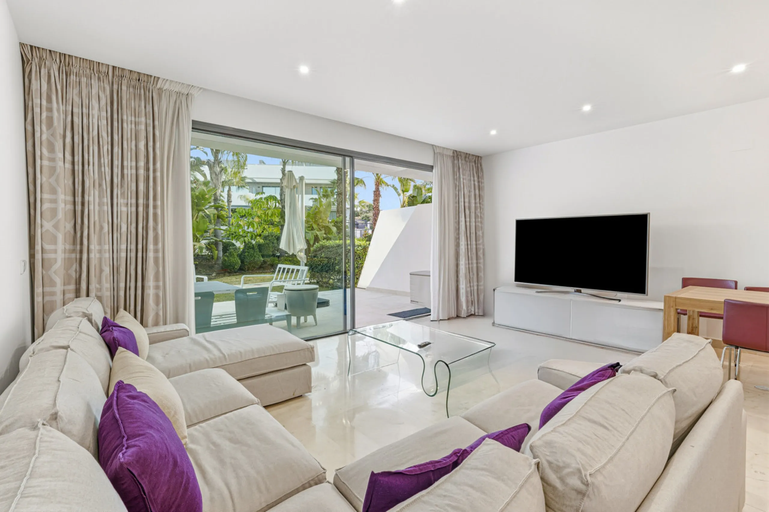 Exceptional four-bedroom townhouse located in an exclusive boutique development of just 48 contemporary luxury townhouses, set on an elevated plot in La Cala de Mijas. The gated community is surrounded by beautifully landscaped tropical gardens and offers