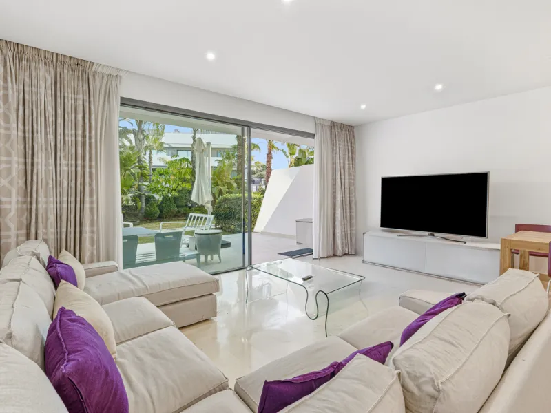 Exceptional four-bedroom townhouse located in an exclusive boutique development of just 48 contemporary luxury townhouses, set on an elevated plot in La Cala de Mijas. The gated community is surrounded by beautifully landscaped tropical gardens and offers