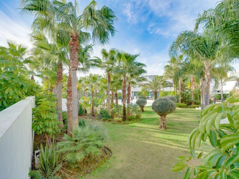 Exceptional four-bedroom townhouse located in an exclusive boutique development of just 48 contemporary luxury townhouses, set on an elevated plot in La Cala de Mijas. The gated community is surrounded by beautifully landscaped tropical gardens and offers