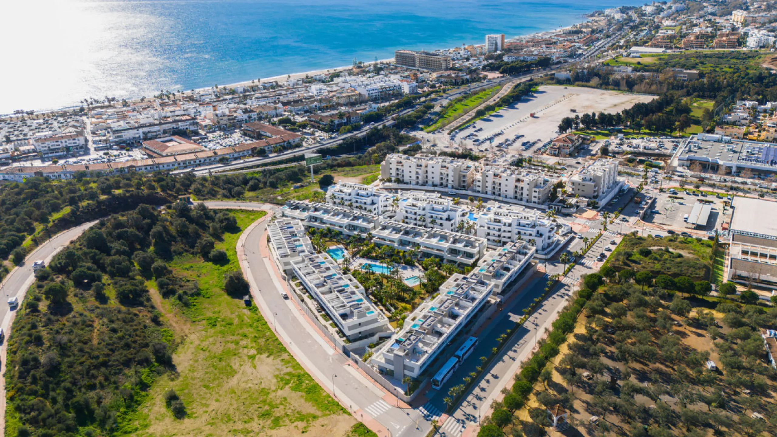 Exceptional four-bedroom townhouse located in an exclusive boutique development of just 48 contemporary luxury townhouses, set on an elevated plot in La Cala de Mijas. The gated community is surrounded by beautifully landscaped tropical gardens and offers