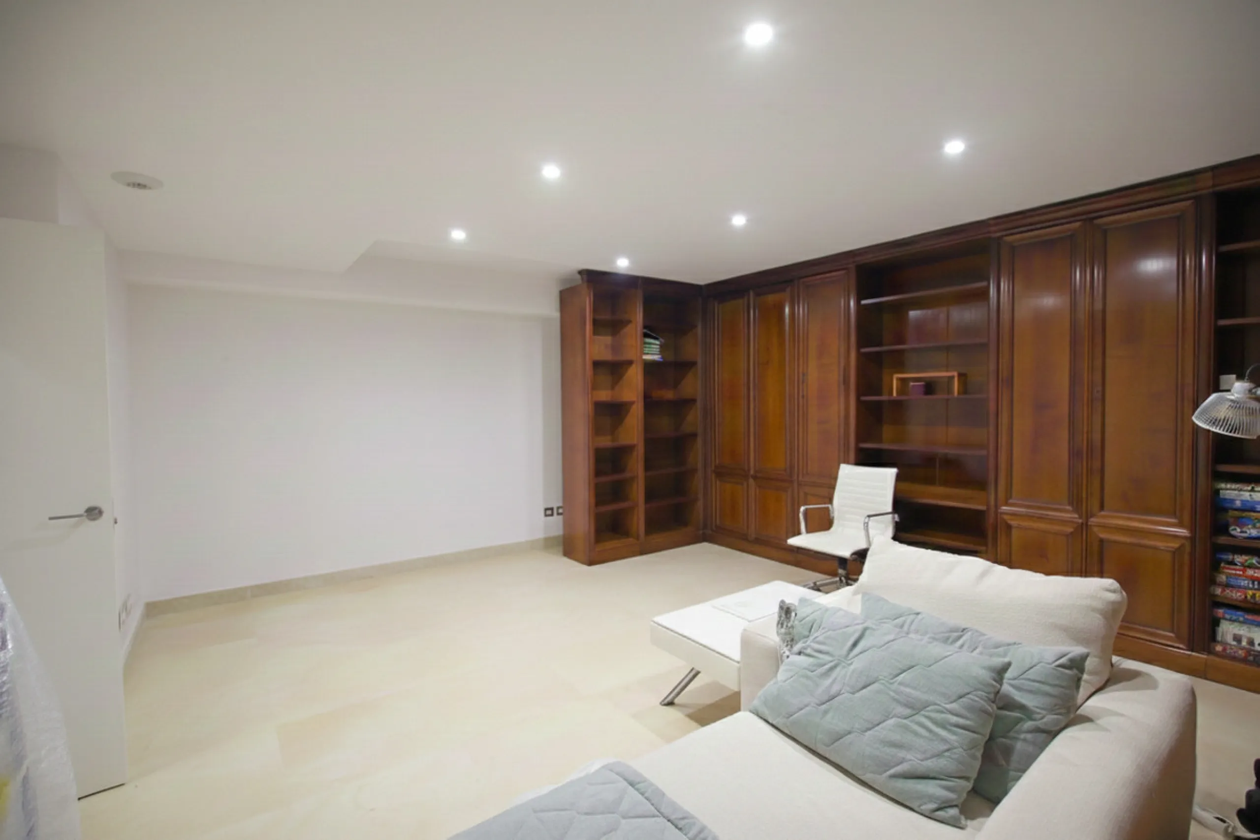 Exceptional four-bedroom townhouse located in an exclusive boutique development of just 48 contemporary luxury townhouses, set on an elevated plot in La Cala de Mijas. The gated community is surrounded by beautifully landscaped tropical gardens and offers