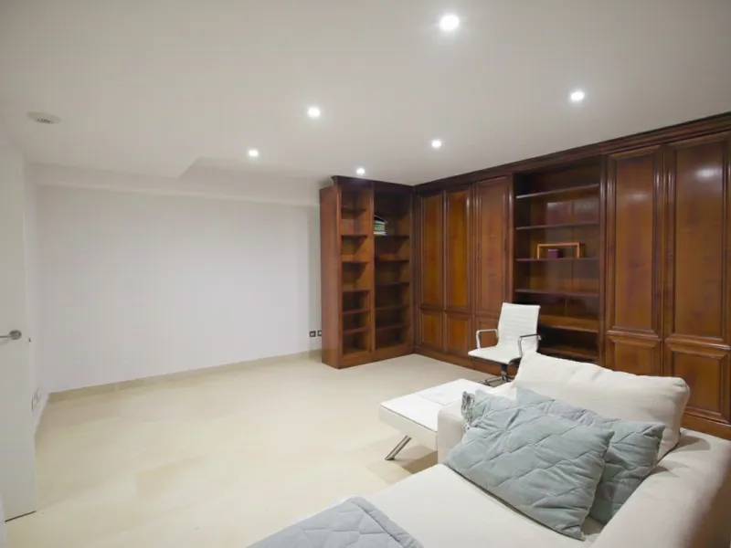 Exceptional four-bedroom townhouse located in an exclusive boutique development of just 48 contemporary luxury townhouses, set on an elevated plot in La Cala de Mijas. The gated community is surrounded by beautifully landscaped tropical gardens and offers