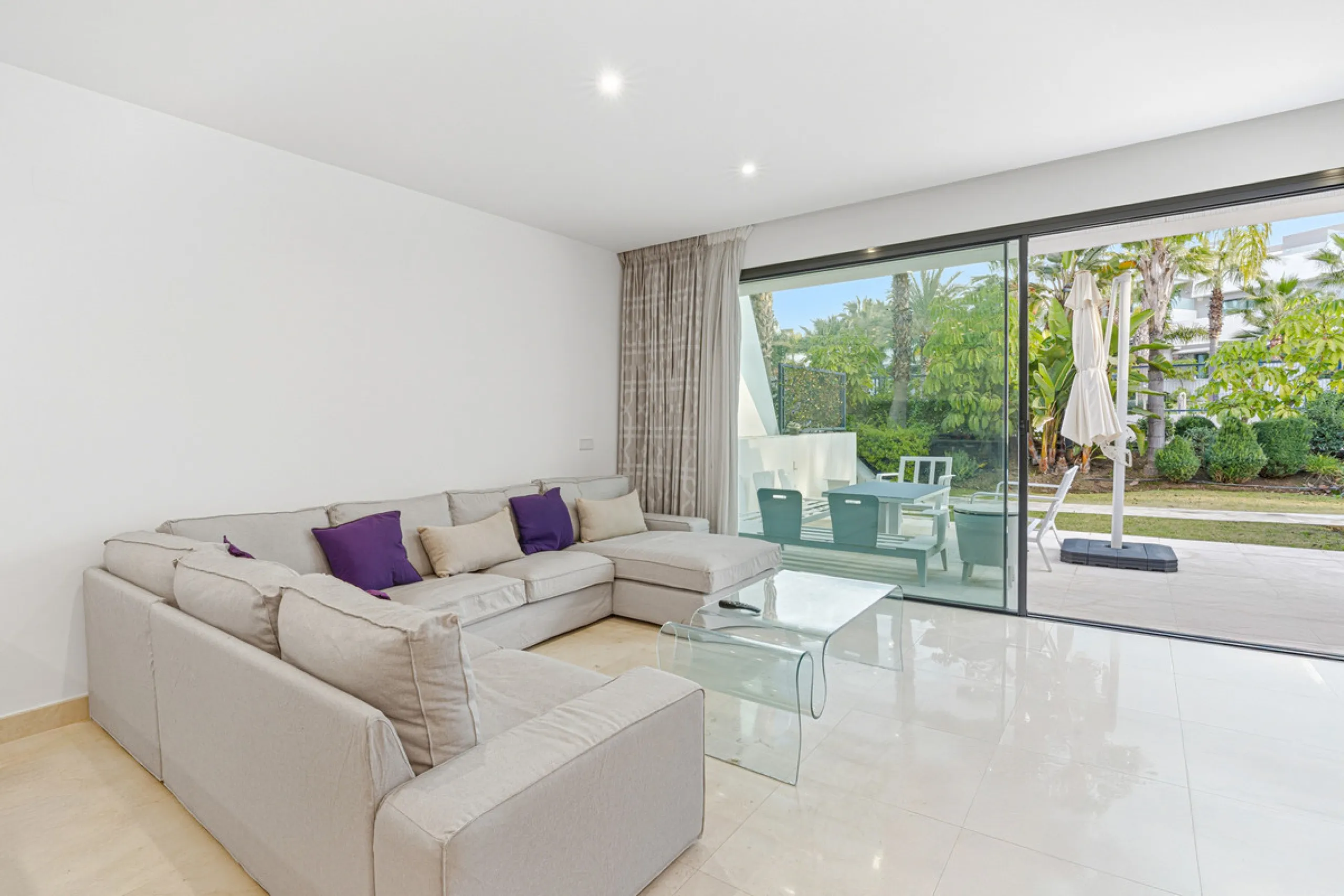 Exceptional four-bedroom townhouse located in an exclusive boutique development of just 48 contemporary luxury townhouses, set on an elevated plot in La Cala de Mijas. The gated community is surrounded by beautifully landscaped tropical gardens and offers
