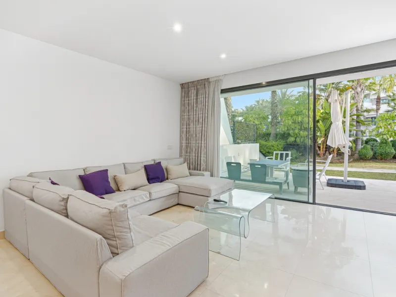 Exceptional four-bedroom townhouse located in an exclusive boutique development of just 48 contemporary luxury townhouses, set on an elevated plot in La Cala de Mijas. The gated community is surrounded by beautifully landscaped tropical gardens and offers