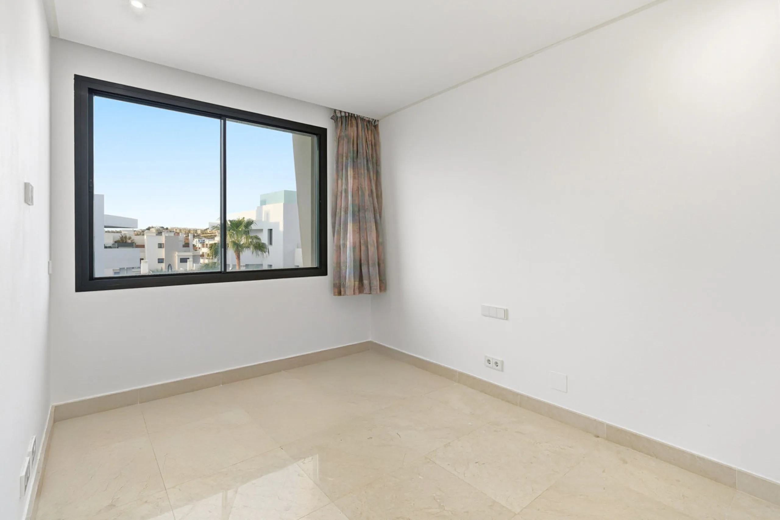Exceptional four-bedroom townhouse located in an exclusive boutique development of just 48 contemporary luxury townhouses, set on an elevated plot in La Cala de Mijas. The gated community is surrounded by beautifully landscaped tropical gardens and offers