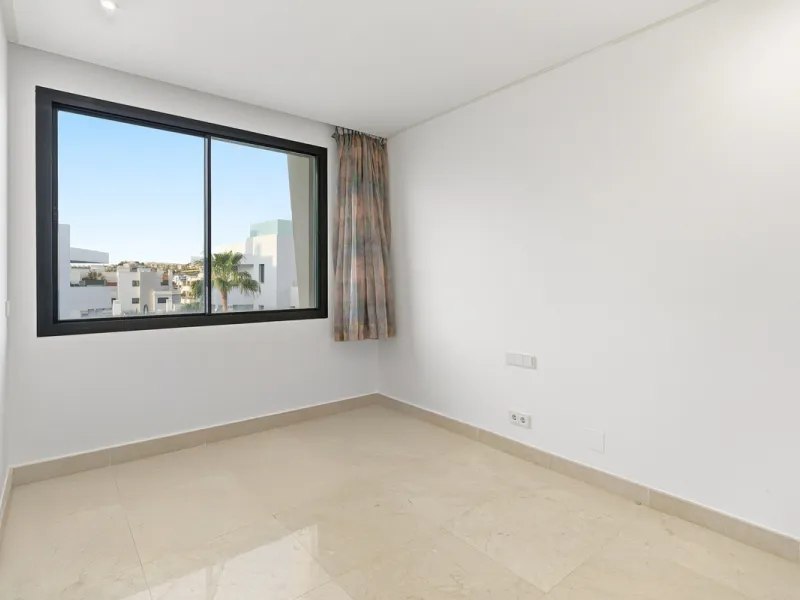 Exceptional four-bedroom townhouse located in an exclusive boutique development of just 48 contemporary luxury townhouses, set on an elevated plot in La Cala de Mijas. The gated community is surrounded by beautifully landscaped tropical gardens and offers