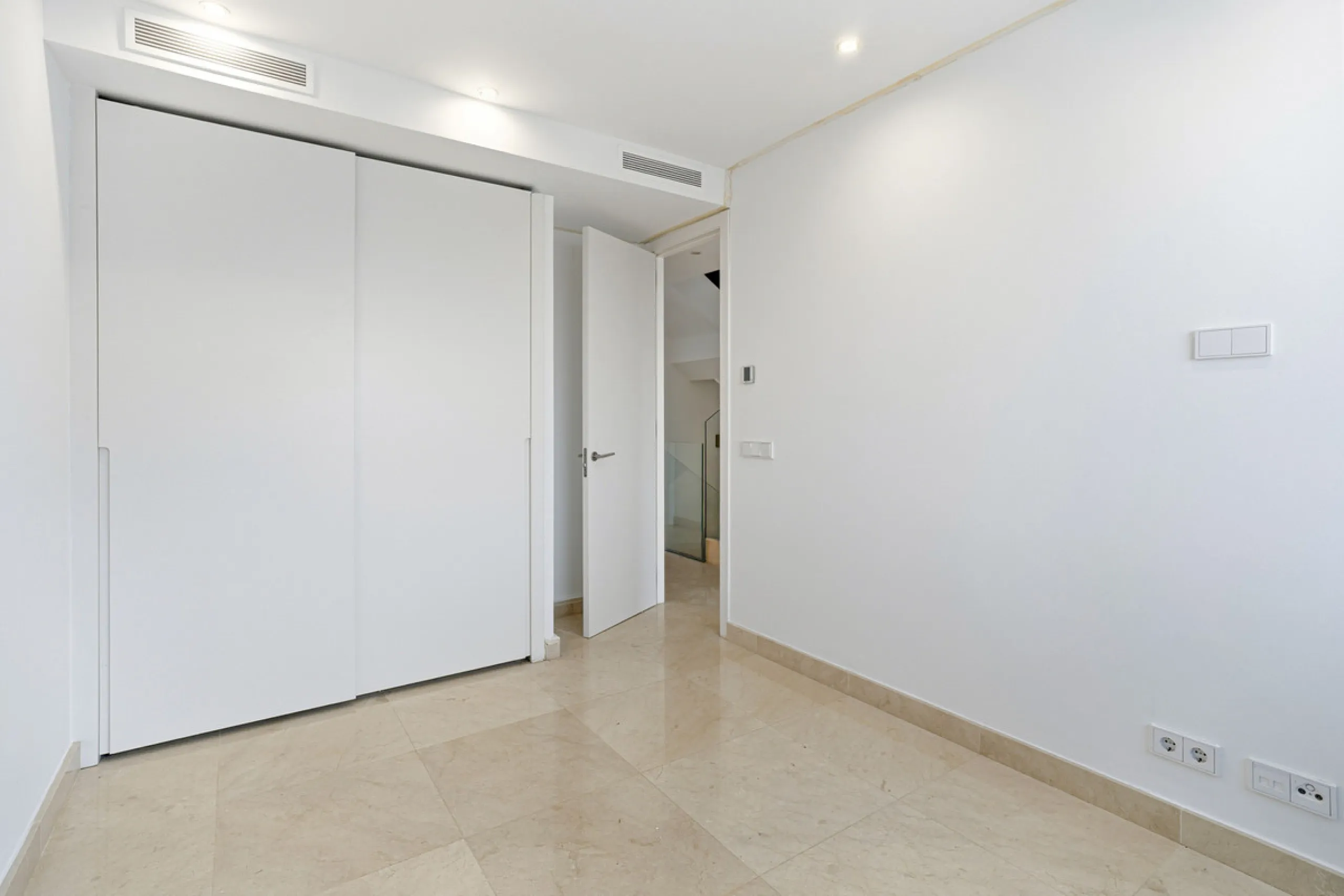 Exceptional four-bedroom townhouse located in an exclusive boutique development of just 48 contemporary luxury townhouses, set on an elevated plot in La Cala de Mijas. The gated community is surrounded by beautifully landscaped tropical gardens and offers