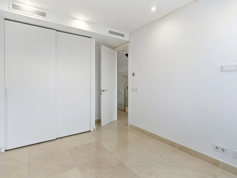 Exceptional four-bedroom townhouse located in an exclusive boutique development of just 48 contemporary luxury townhouses, set on an elevated plot in La Cala de Mijas. The gated community is surrounded by beautifully landscaped tropical gardens and offers