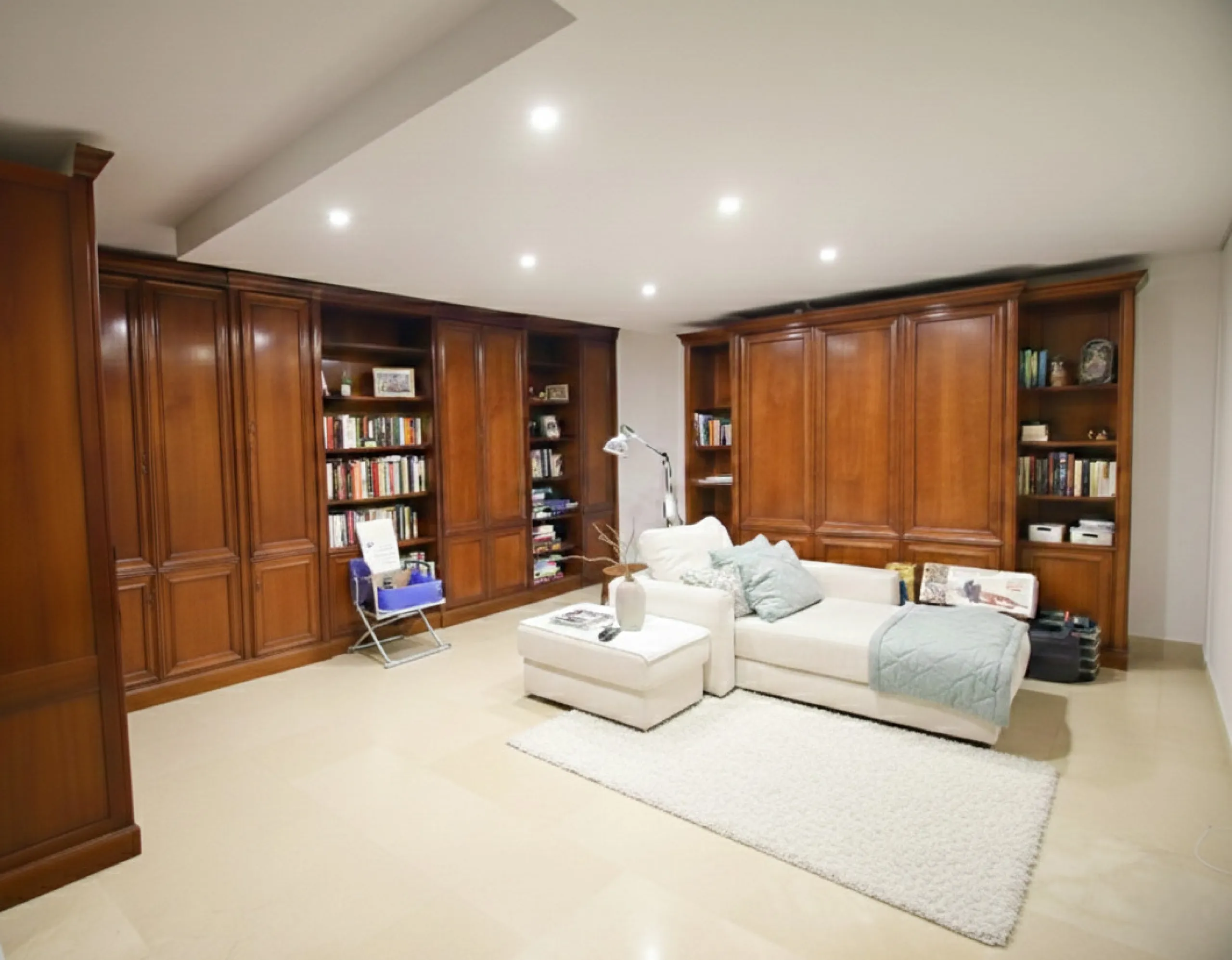 Exceptional four-bedroom townhouse located in an exclusive boutique development of just 48 contemporary luxury townhouses, set on an elevated plot in La Cala de Mijas. The gated community is surrounded by beautifully landscaped tropical gardens and offers