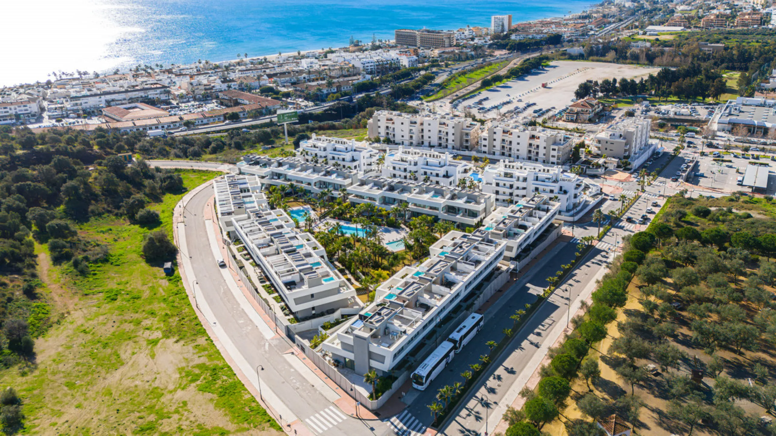 Exceptional four-bedroom townhouse located in an exclusive boutique development of just 48 contemporary luxury townhouses, set on an elevated plot in La Cala de Mijas. The gated community is surrounded by beautifully landscaped tropical gardens and offers
