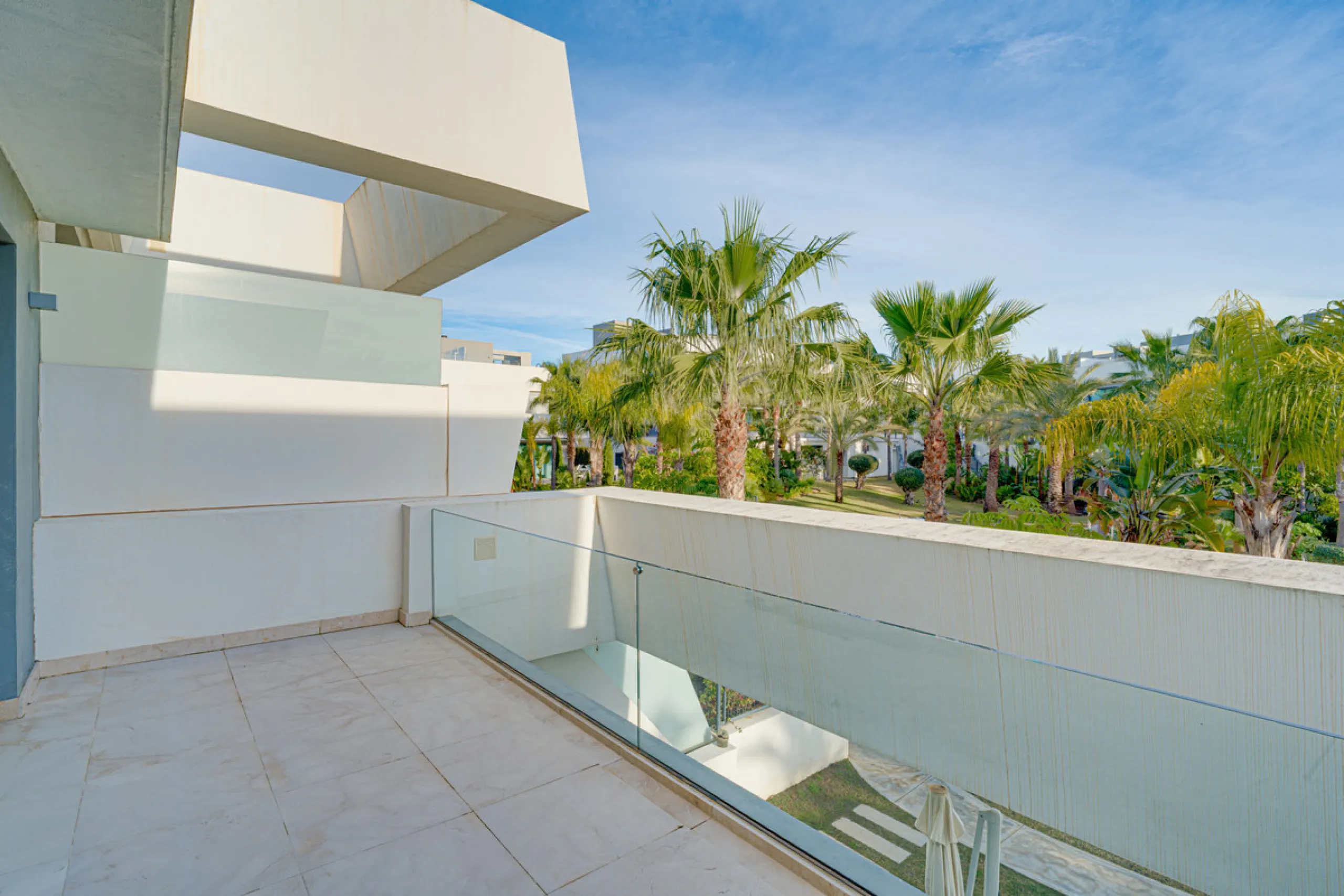 Exceptional four-bedroom townhouse located in an exclusive boutique development of just 48 contemporary luxury townhouses, set on an elevated plot in La Cala de Mijas. The gated community is surrounded by beautifully landscaped tropical gardens and offers