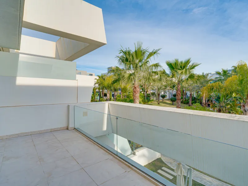 Exceptional four-bedroom townhouse located in an exclusive boutique development of just 48 contemporary luxury townhouses, set on an elevated plot in La Cala de Mijas. The gated community is surrounded by beautifully landscaped tropical gardens and offers