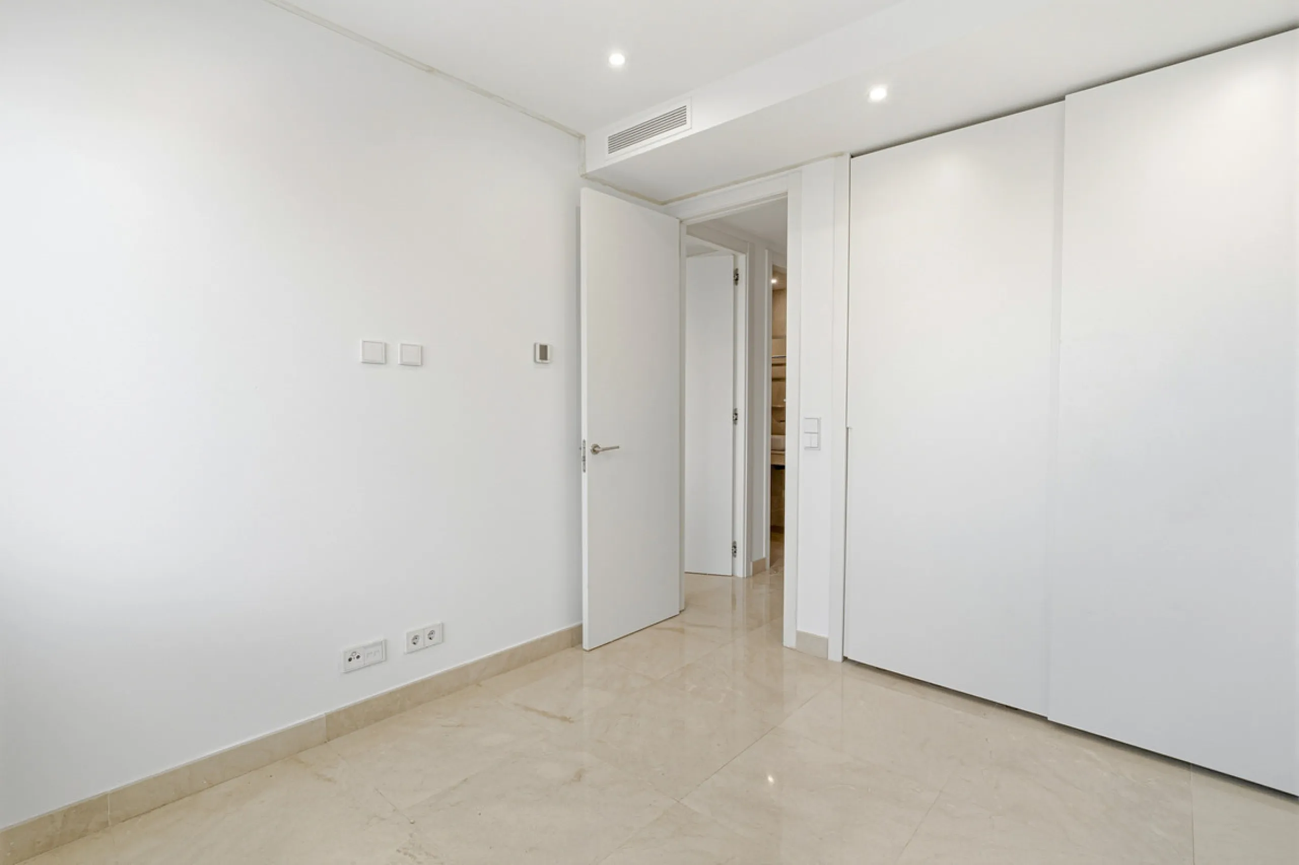 Exceptional four-bedroom townhouse located in an exclusive boutique development of just 48 contemporary luxury townhouses, set on an elevated plot in La Cala de Mijas. The gated community is surrounded by beautifully landscaped tropical gardens and offers