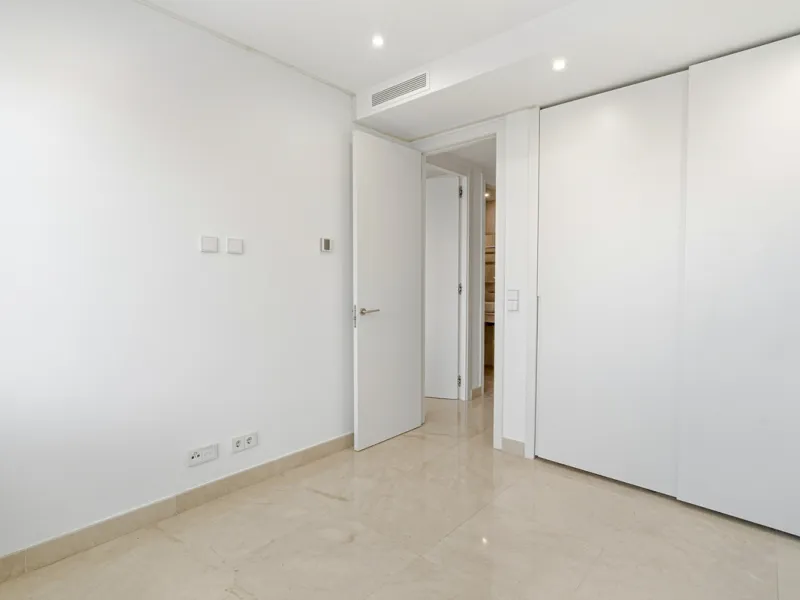 Exceptional four-bedroom townhouse located in an exclusive boutique development of just 48 contemporary luxury townhouses, set on an elevated plot in La Cala de Mijas. The gated community is surrounded by beautifully landscaped tropical gardens and offers