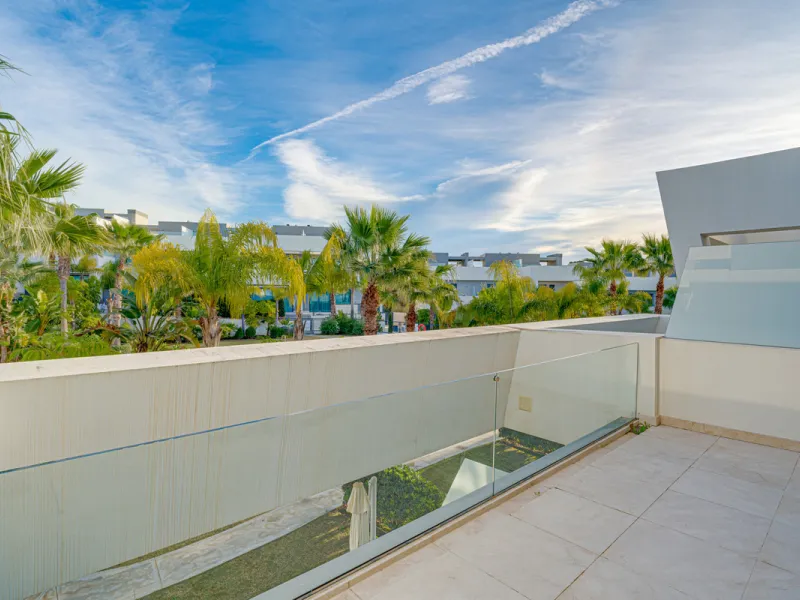 Exceptional four-bedroom townhouse located in an exclusive boutique development of just 48 contemporary luxury townhouses, set on an elevated plot in La Cala de Mijas. The gated community is surrounded by beautifully landscaped tropical gardens and offers