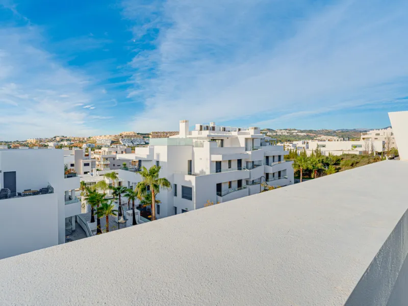 Exceptional four-bedroom townhouse located in an exclusive boutique development of just 48 contemporary luxury townhouses, set on an elevated plot in La Cala de Mijas. The gated community is surrounded by beautifully landscaped tropical gardens and offers
