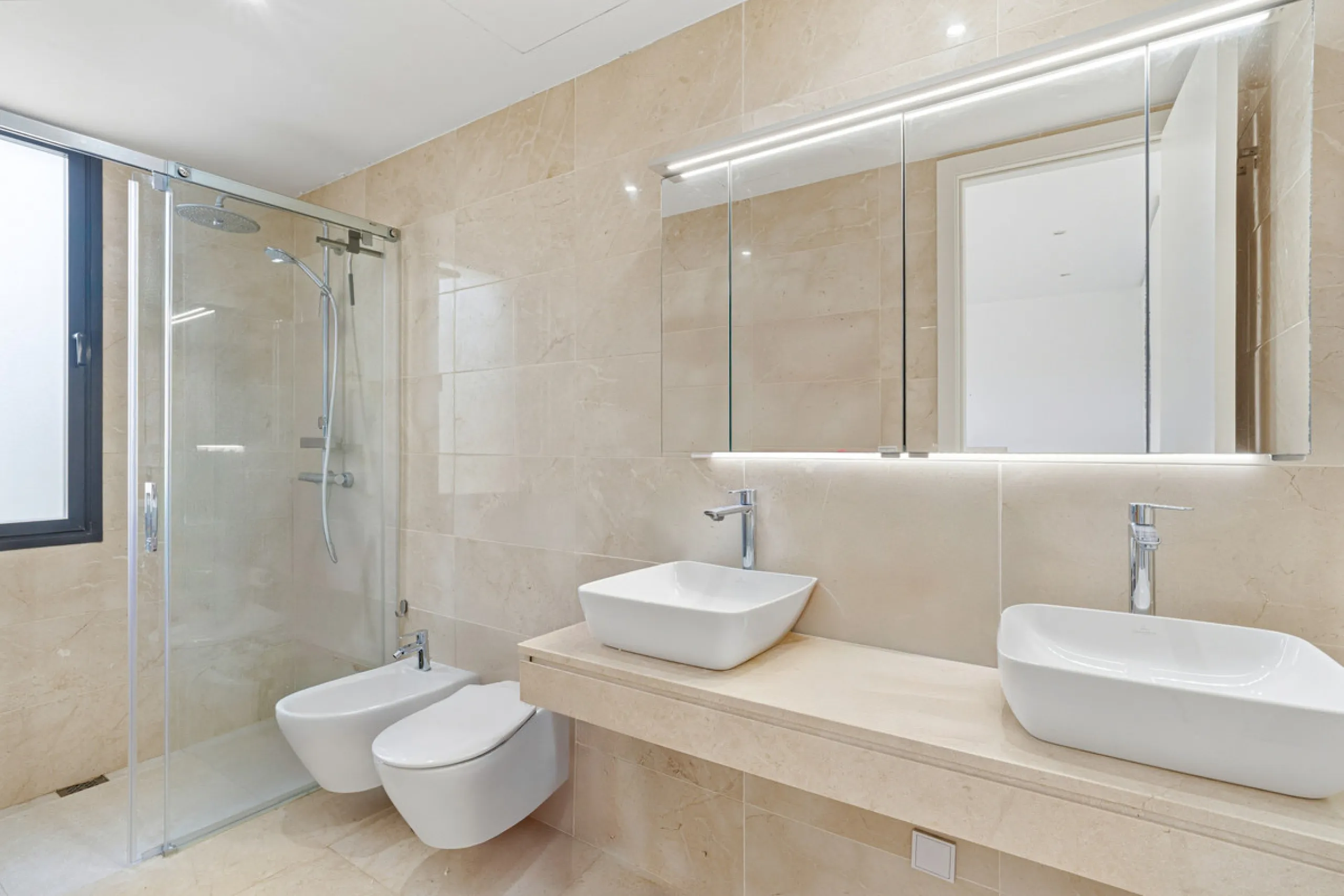 Exceptional four-bedroom townhouse located in an exclusive boutique development of just 48 contemporary luxury townhouses, set on an elevated plot in La Cala de Mijas. The gated community is surrounded by beautifully landscaped tropical gardens and offers