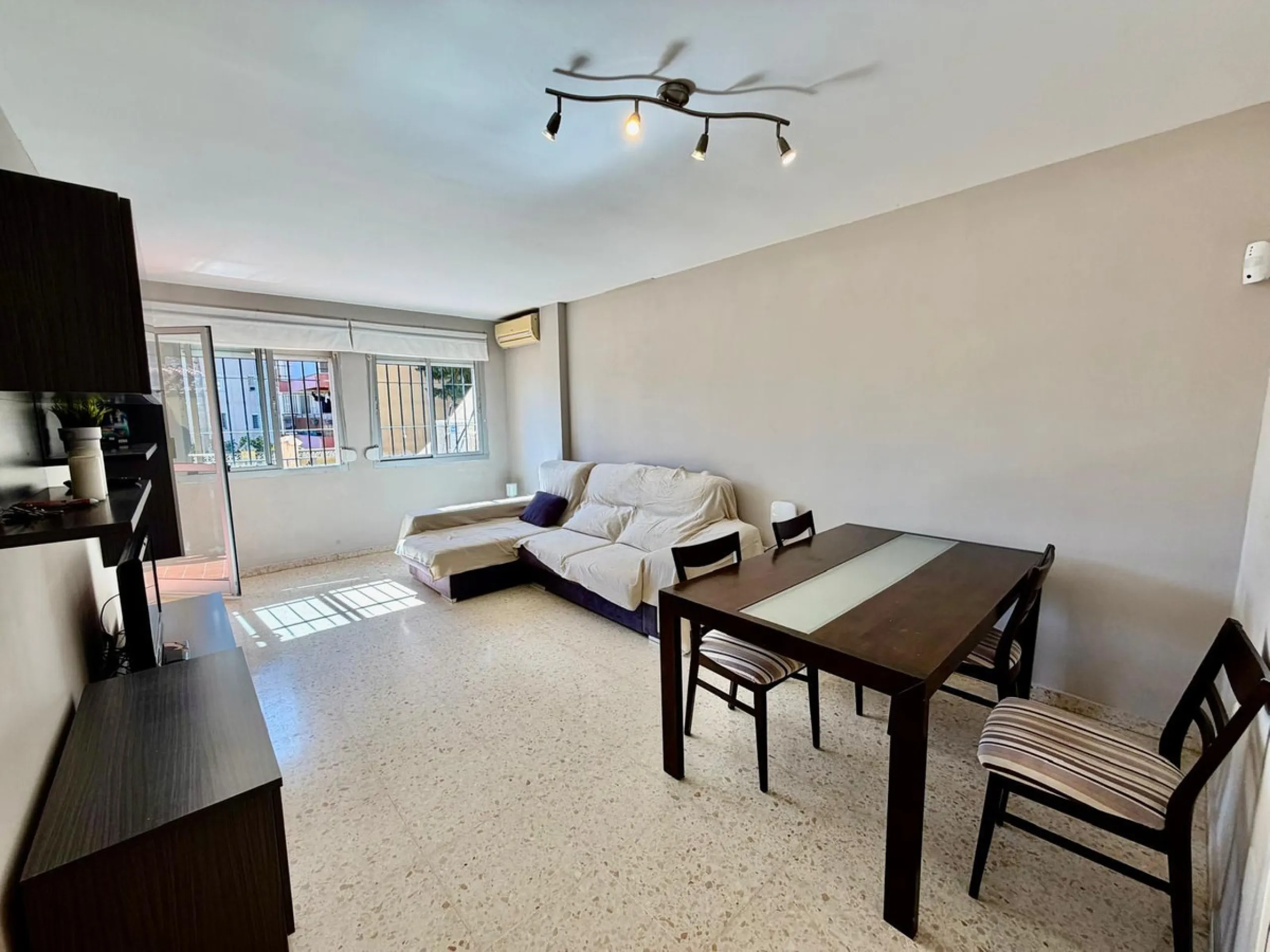 Helle Zwei-Zimmer-Wohnung mit Terrasse, Garage und ausgezeichneter Lage nahe am Meer