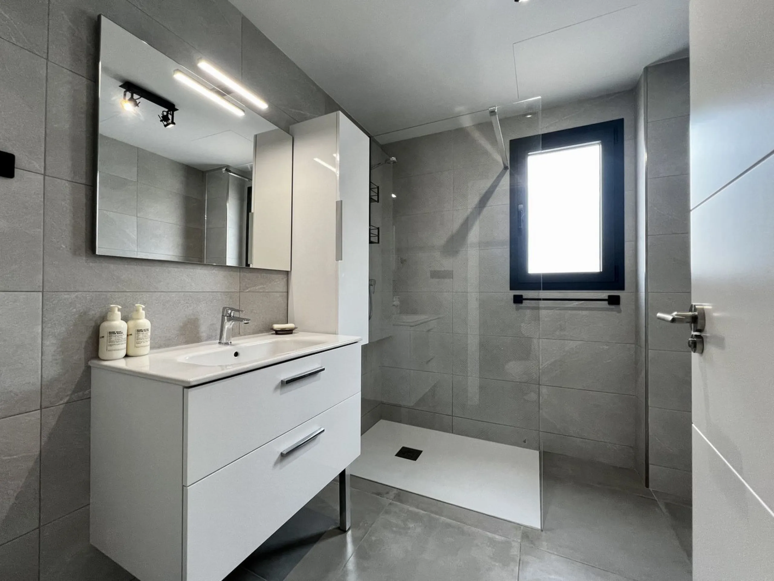 Modern 2-Bedroom Apartment