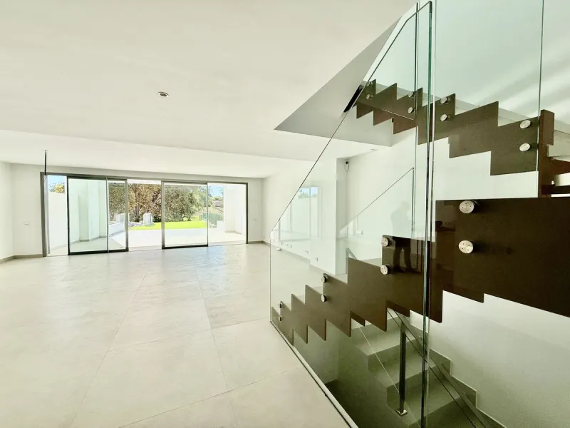 This stunning semi-detached house is located in the exclusive  community in Guadalmina Alta Marbella, just minutes from San Pedro de Alcántara. With a private communal pool and gym, Treetops offers privacy, security, and a privileged setting near the Guad